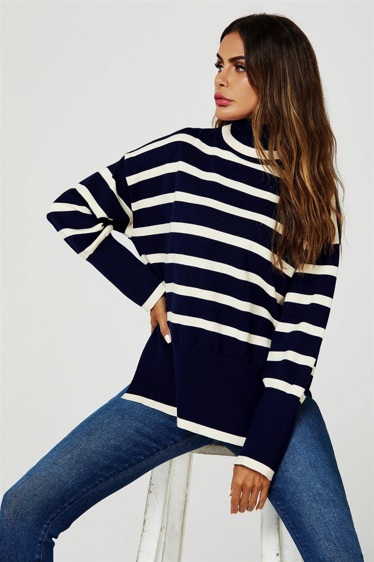Rollkragenpullover mit Streifenmuster in Marineblau