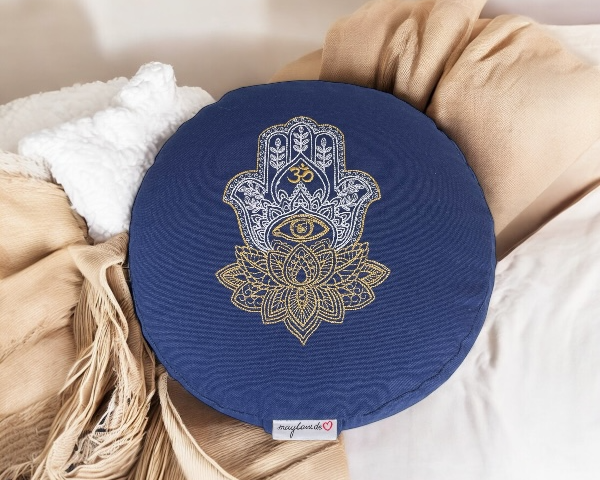 Meditationskissen mit goldener Ahimsa-Stickerei und Lotusblüte auf blauen Baumwollbezug – handgefertigt und gefüllt mit Bio-Dinkelspelzen