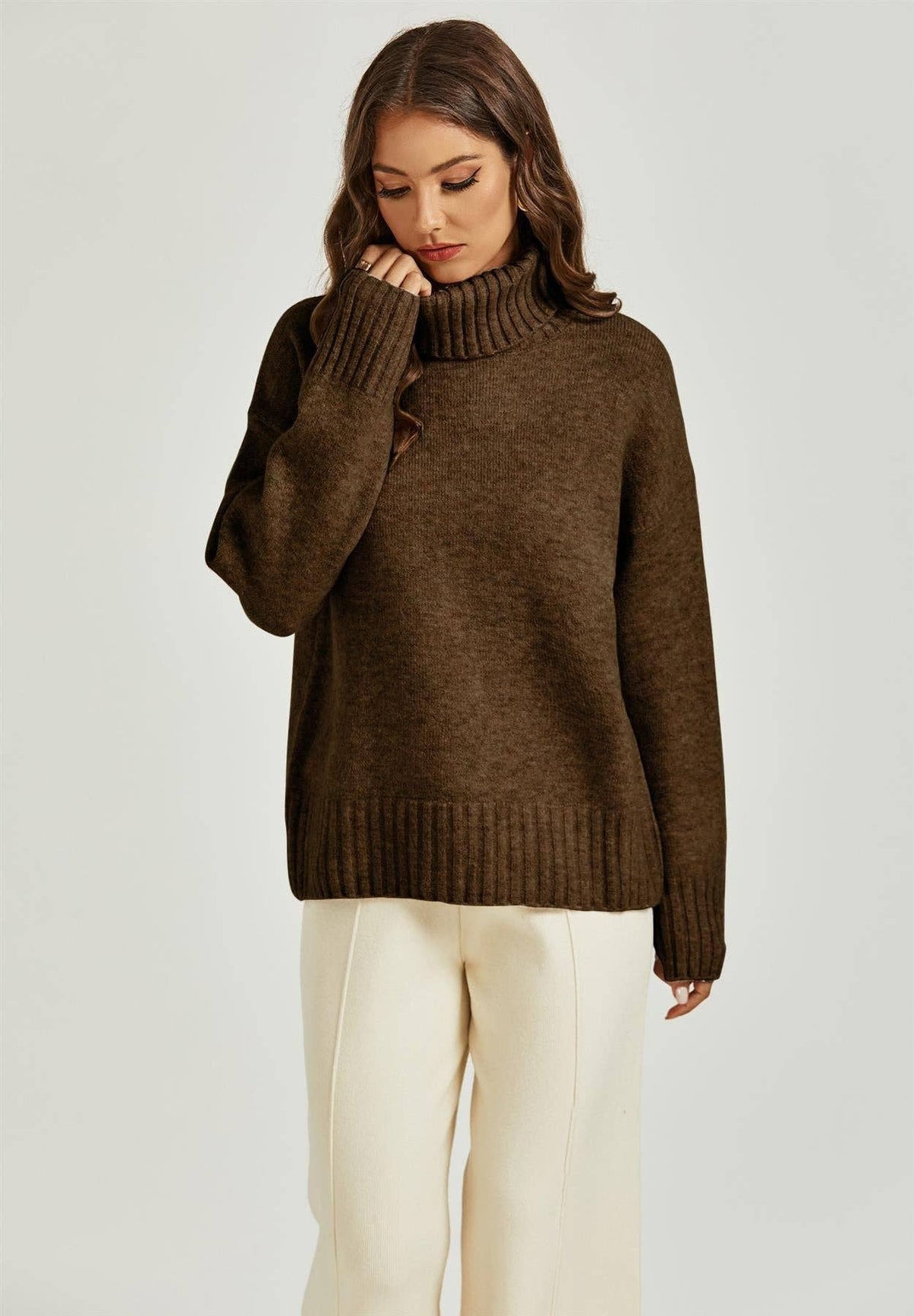 Braunes Pullover-Top mit hohem Kragen