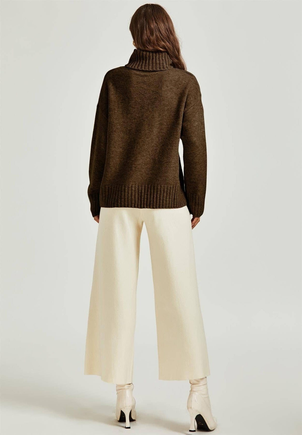 Braunes Pullover-Top mit hohem Kragen