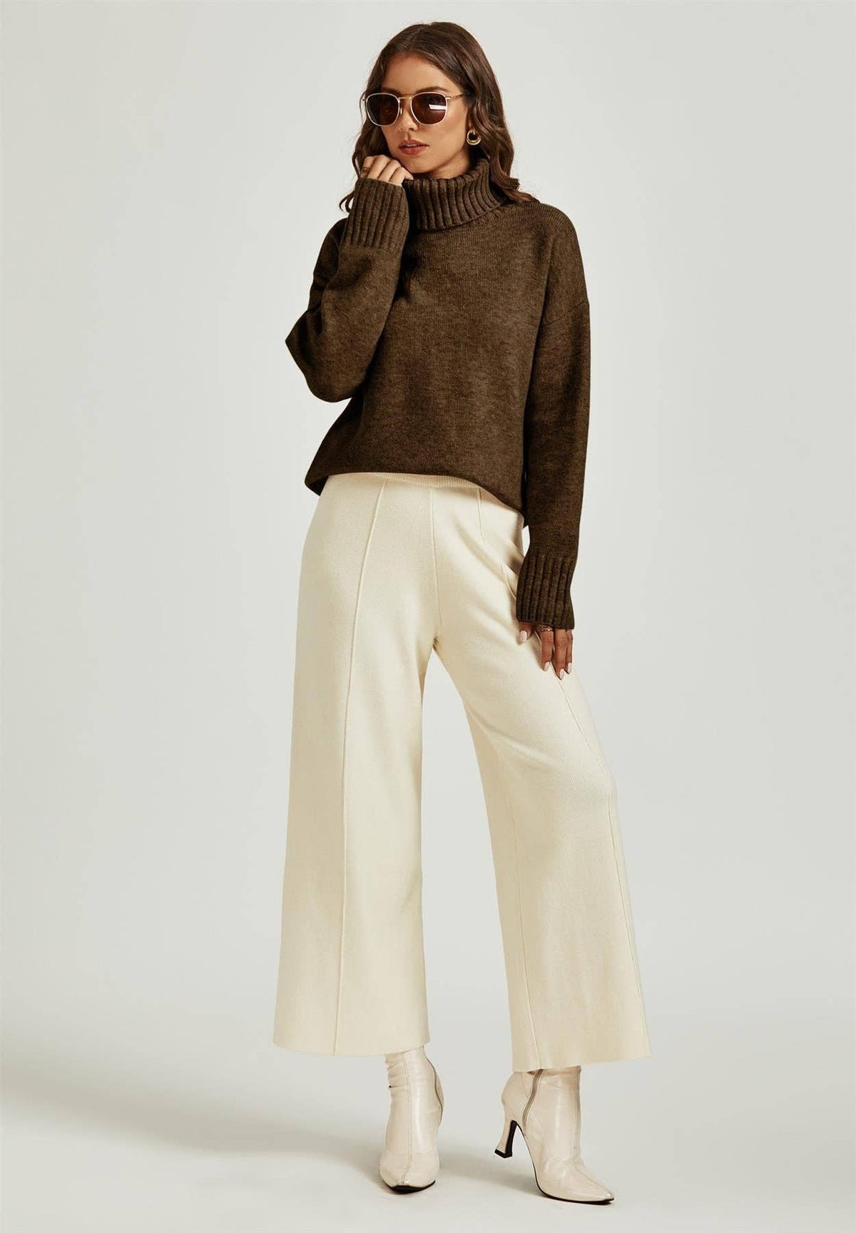 Braunes Pullover-Top mit hohem Kragen