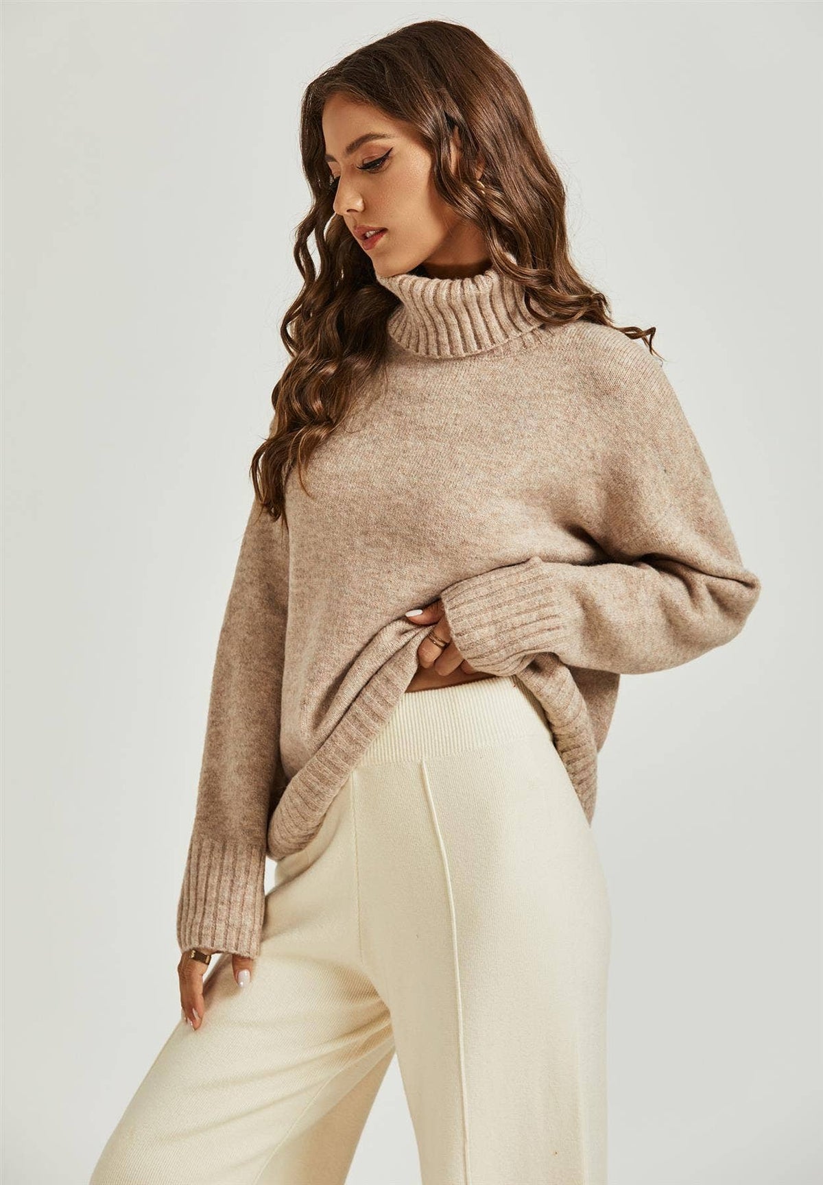 Cremefarbenes Pullover-Top mit hohem Ausschnitt