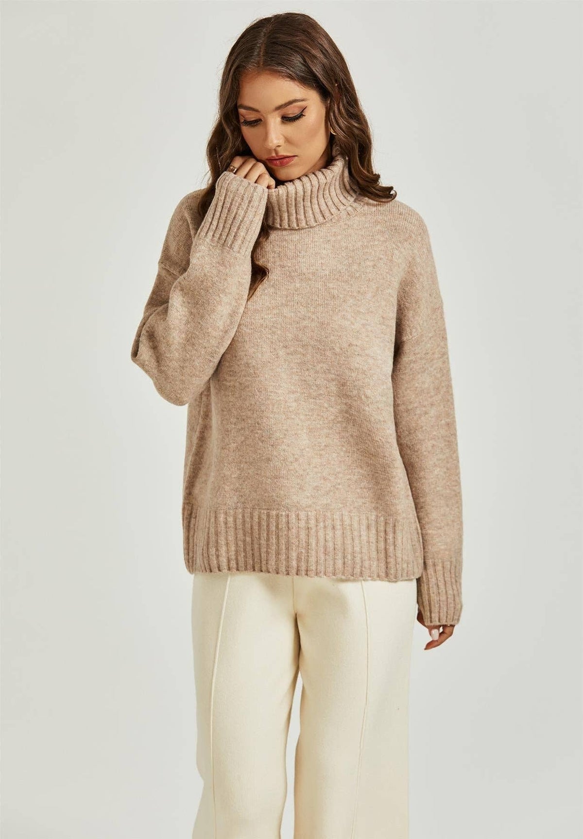 Cremefarbenes Pullover-Top mit hohem Ausschnitt