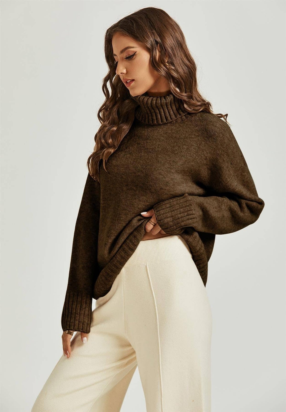Braunes Pullover-Top mit hohem Kragen